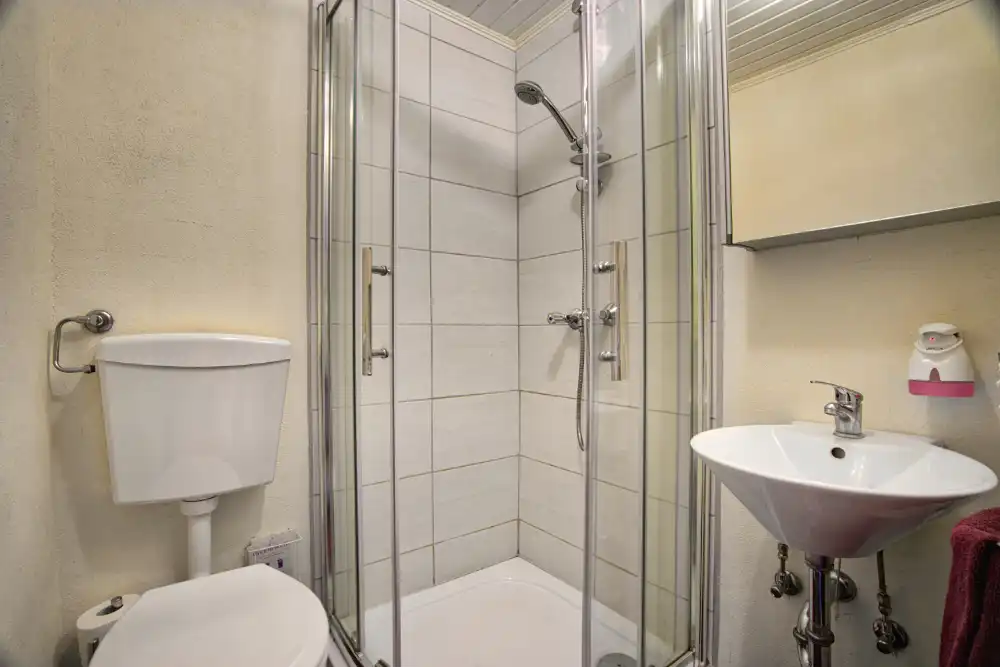 Dusche + WC des Einzelzimmers im Hotel